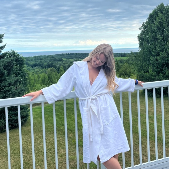 Meet your Posher, Julia - Picture 2 of 3